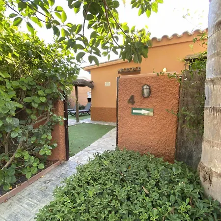 Casa Con Jardin Privado Y Piscina Compa Holiday home *